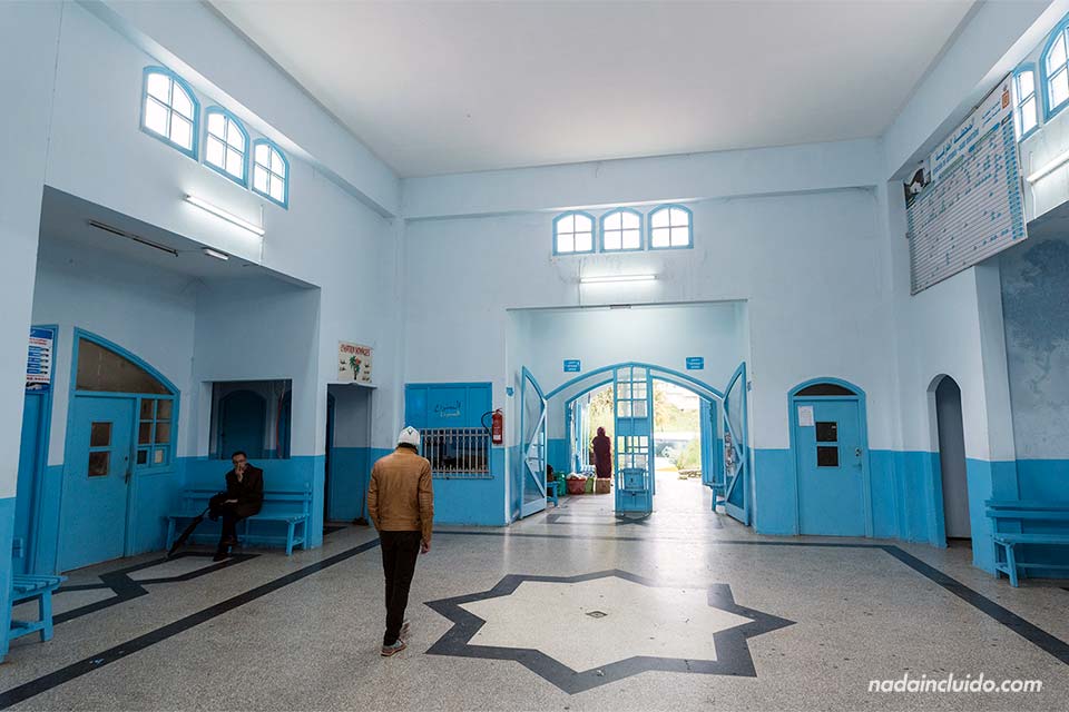Interior de la estación de autobuses de Chefchaouen (Marruecos)