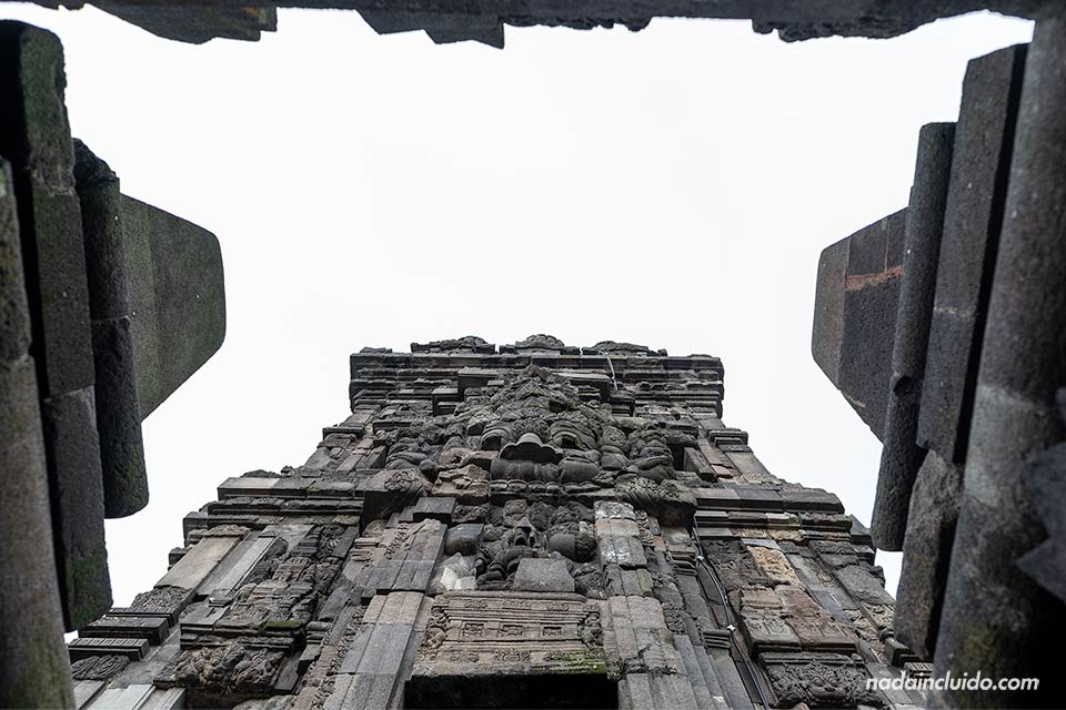 Entrada del templo de Shiva en Prambanan (Java, Indonesia)