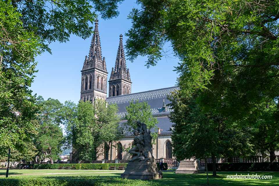 Basílica de San Pedro y San Pablo desde los jardines de Vyšehrad - Qué ver en Praga (República Checa)