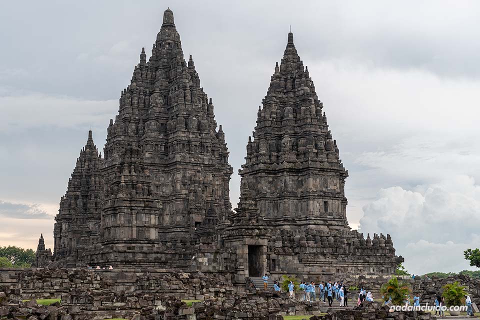 Estudiantes en el templo Prambanan (Java, Indonesia)