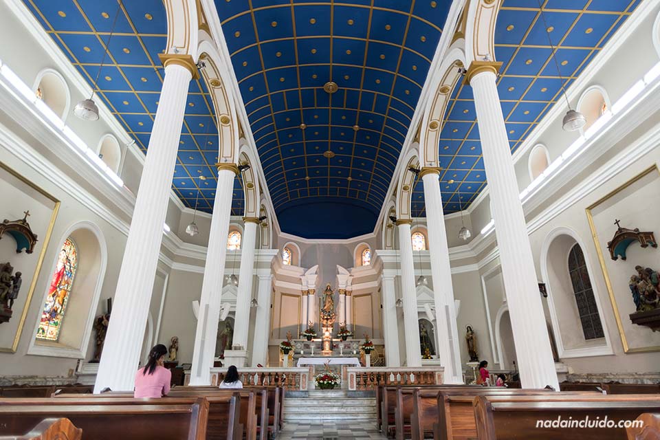 Interior de la Iglesia de Nuestra Señora de la Soledad en San José (Costa Rica)