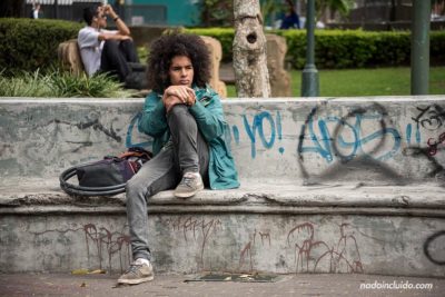 Joven tico espera en el Parque Morazán de San José (Costa Rica)
