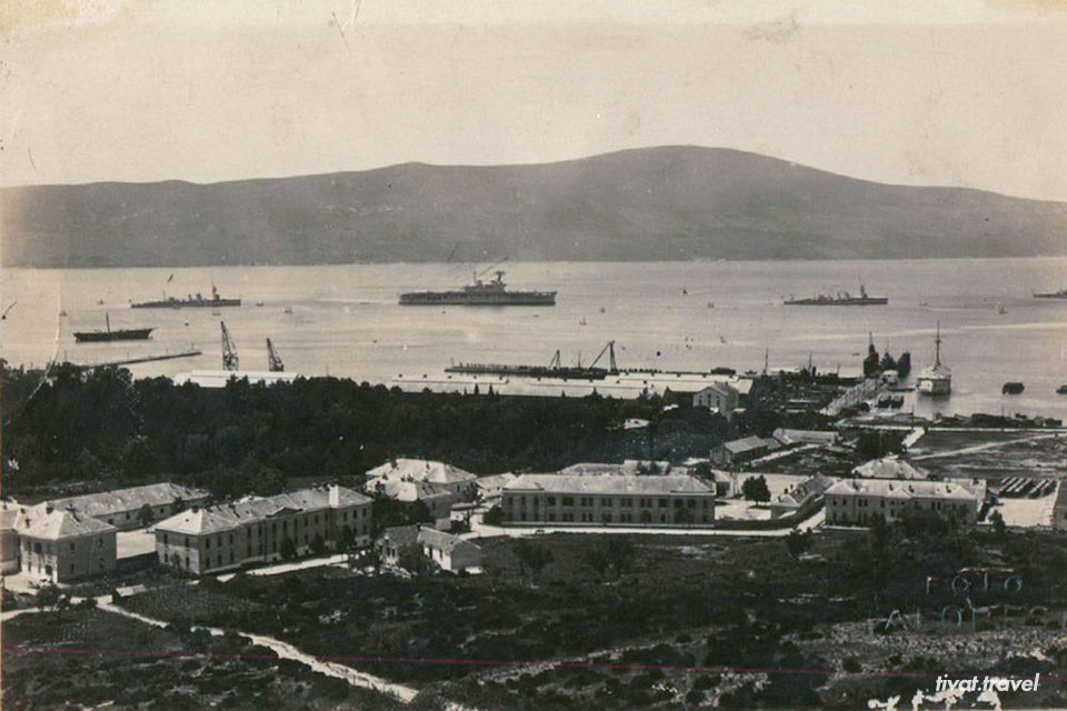 Antigua base naval yugoslava en Tivat - 1933 - Foto de Laforest extraída de la web de Tivat.Travel