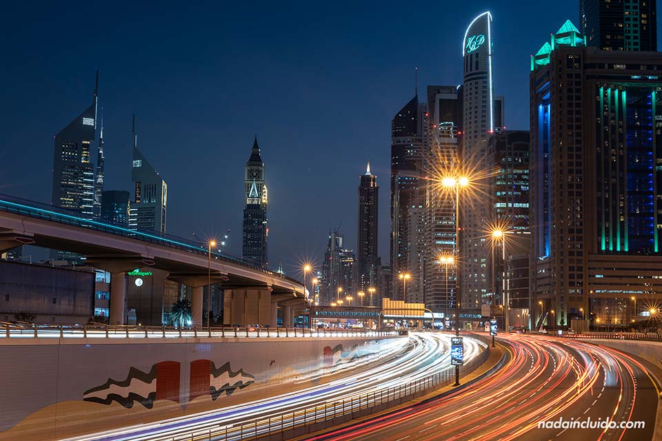 Larga exposición tomada en la calle Sheikh Zayed Road de Dubai - Vistas al distrito financiero - Fotografía de viajes