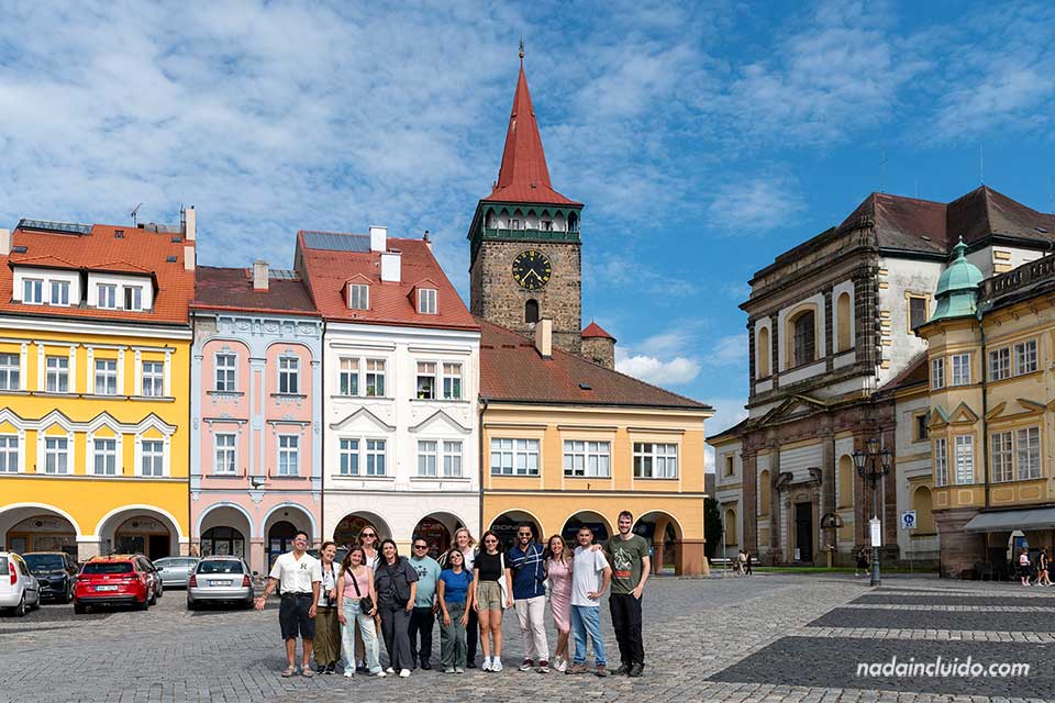 Grupo de creadores de contenido de viajes en la Plaza Wallenstein (Valdstejnovo Namesti) en Jičín - Región de Hradec Králové (República Checa)