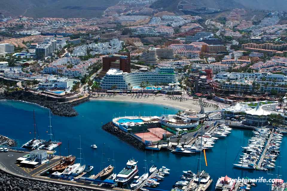 Vista de dron el puerto de La Américas (Tenerife)