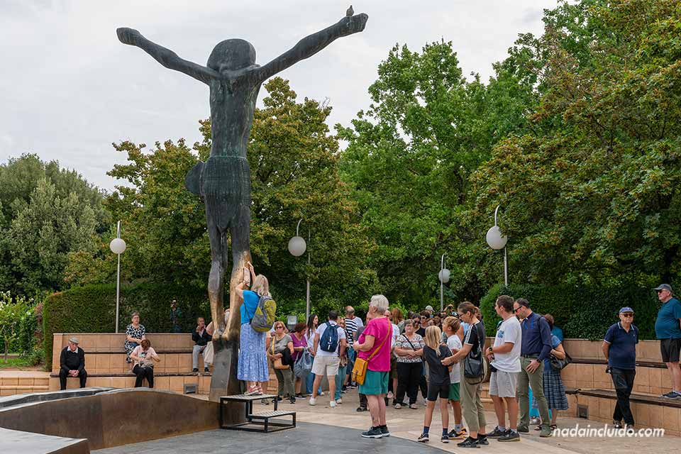 Feligreses en la estatua del Cristo Resucitado - Qué ver en Medjugorje (Bosnia y Herzegovina)