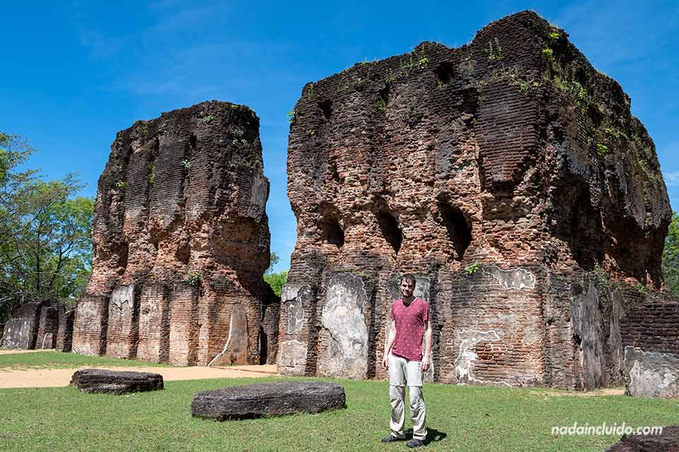 En las ruinas de Vijayotpaya, el palacio del rey Parakramabahu I - Qué ver en Polonnaruwa (Sri Lanka)
