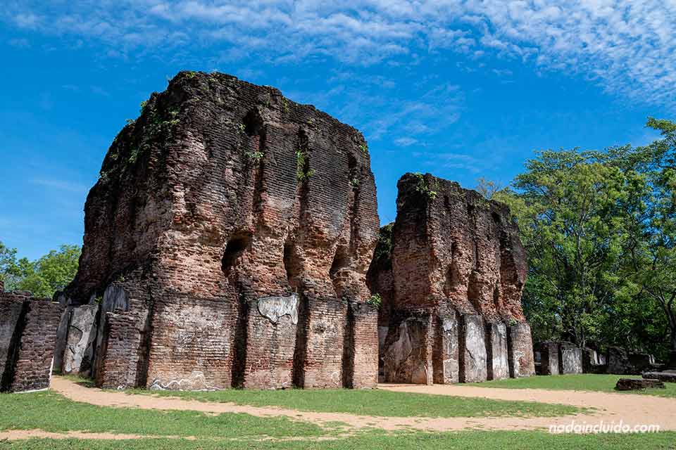 Ruinas de Vijayotpaya, el palacio del rey Parakramabahu I en Polonnaruwa (Sri Lanka)