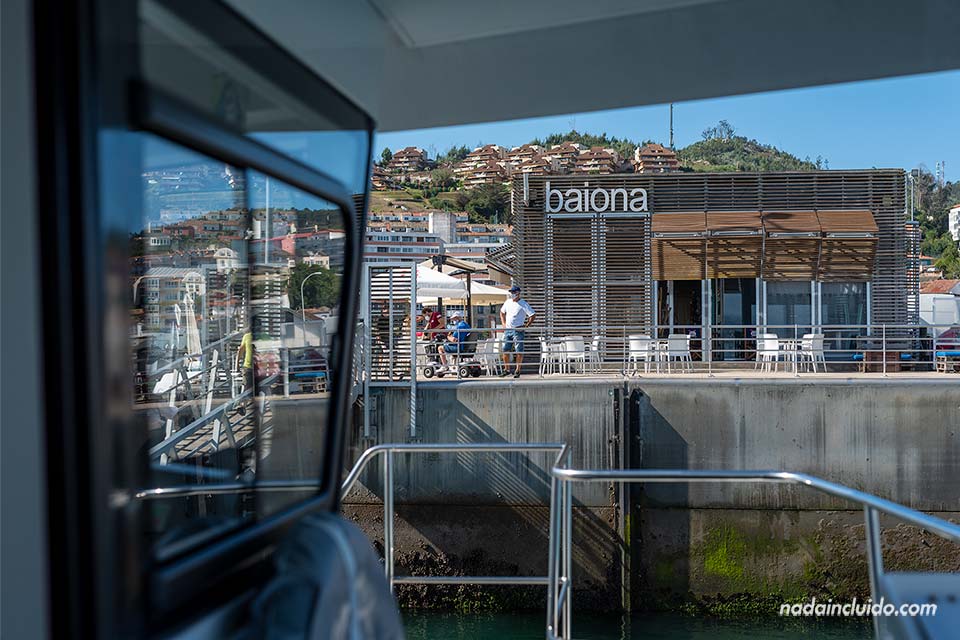 Barco saliendo del muelle de Baiona con destino a isla de Ons (Galicia)