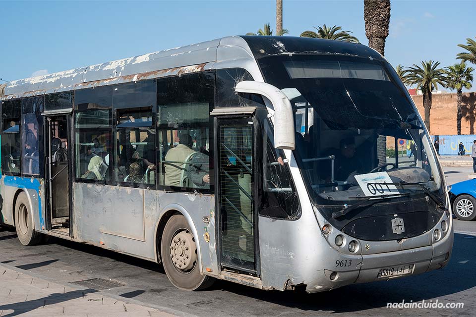 Autobús en muy mal estado en Rabat, la capital de Marruecos
