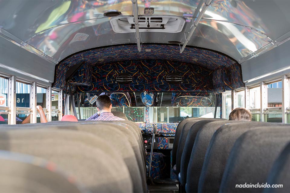Interior del autobús que cubre la línea David - Boquete (Panamá)