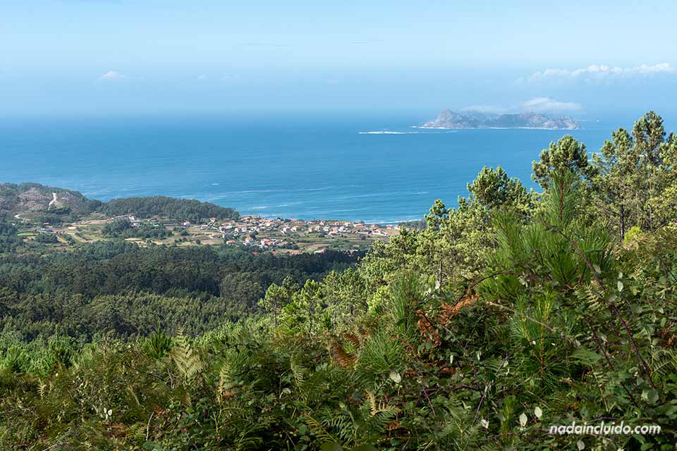 Vista de islas Cíes desde la Sierra de Groba (Galicia)
