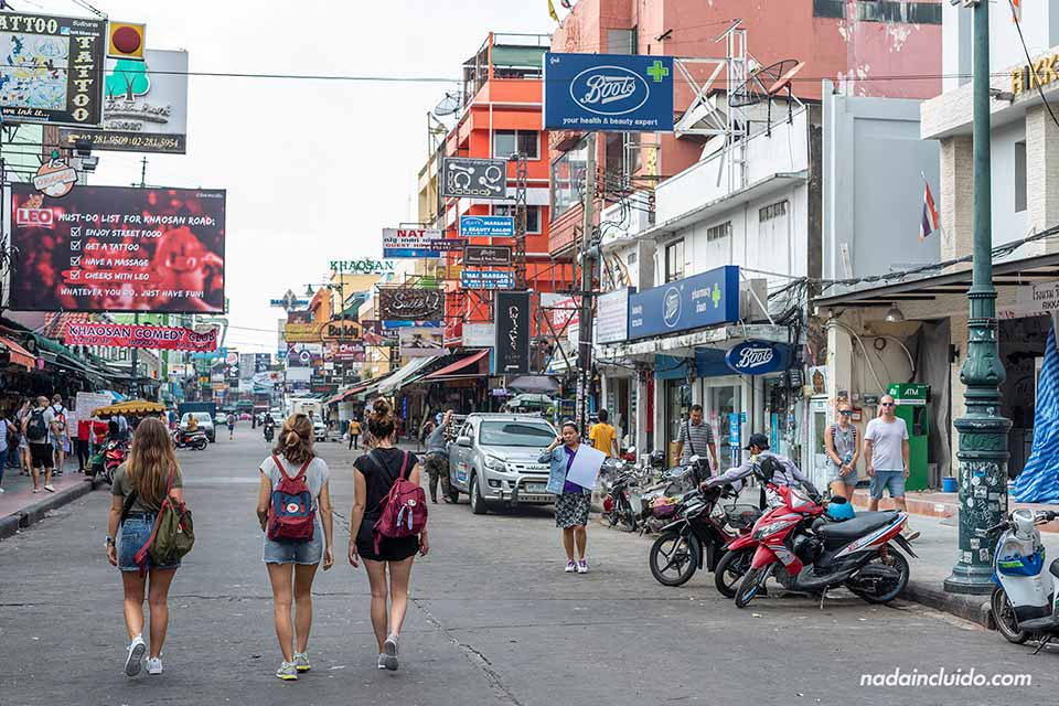 Turistas en la Khao San road de Bangkok (Tailandia)