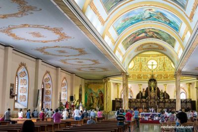 Interior de la catedral de Alajuela durante una misa (Costa Rica)