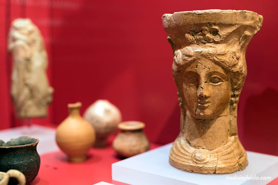 Estatua de la Diosa Deméter en el museo del yacimiento Font de la Canya (Barcelona)