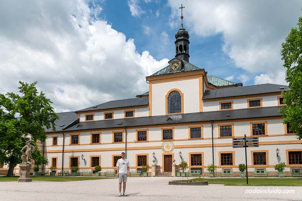 Sergio en la fachada sur del Hospital de Kuks - Región de Hradec Králové (República Checa)