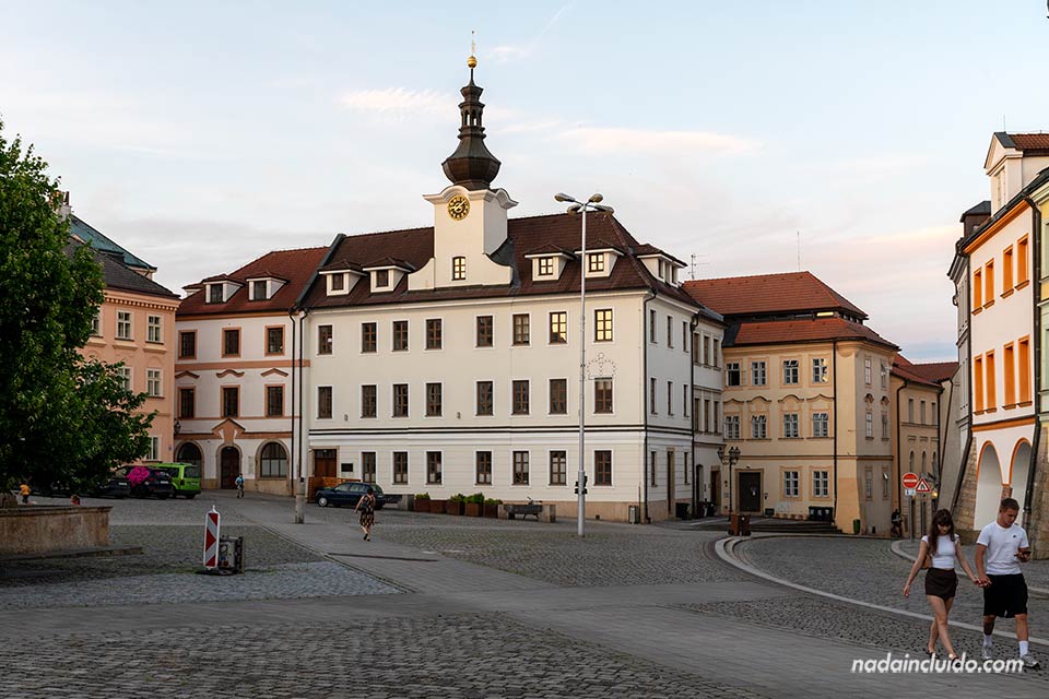 Edificio blanco con un reloj en la plaza Malé náměstí de Hradec Králové (República Checa)