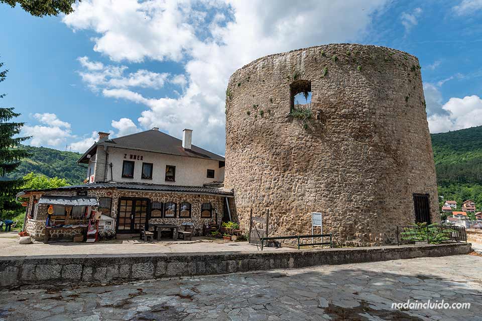 Torre Medvjed kula en la fortaleza de Jajce (Bosnia y Herzegovina)