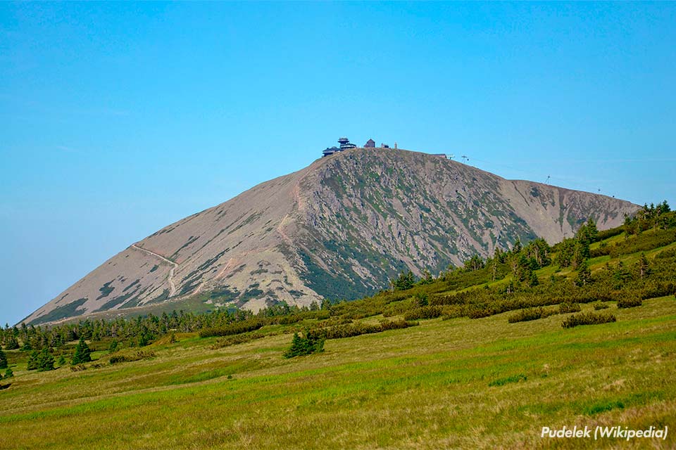 Cima de la montaña Sněžka en el parque nacional Krkonoše - Foto de Pudelek en Wikimedia