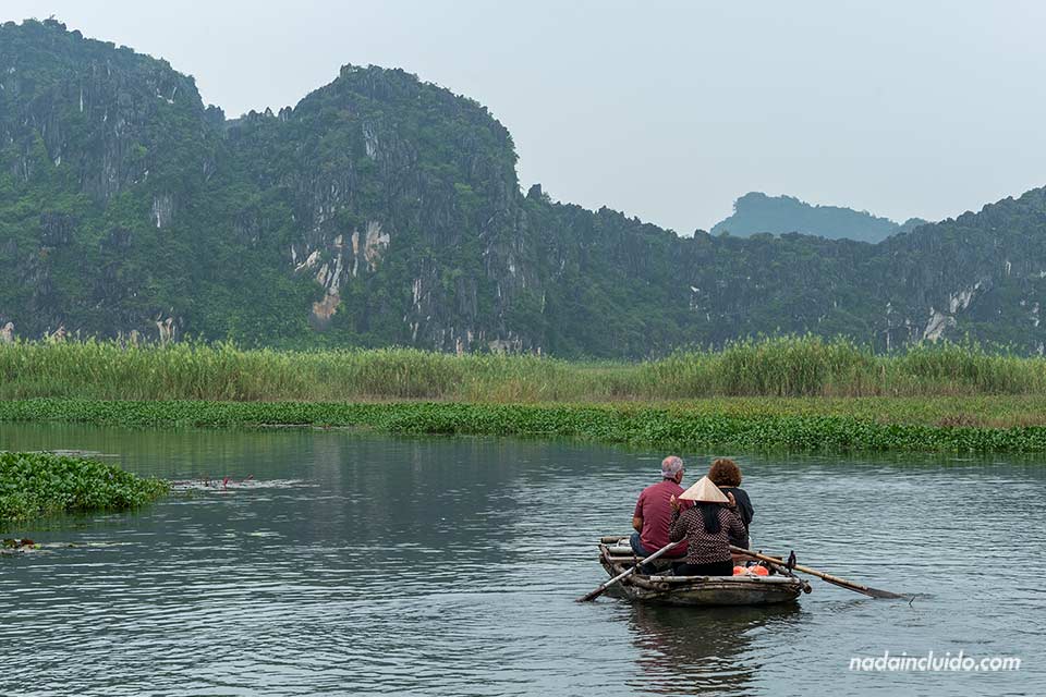 Navegando por la reserva natural de Van Long - Ninh Binh (Vietnam)