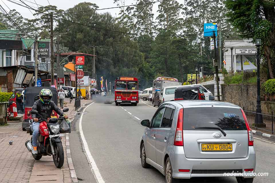 Tráfico en la calle Queen Elizabeth de Nuwara Eliya (Sri Lanka)