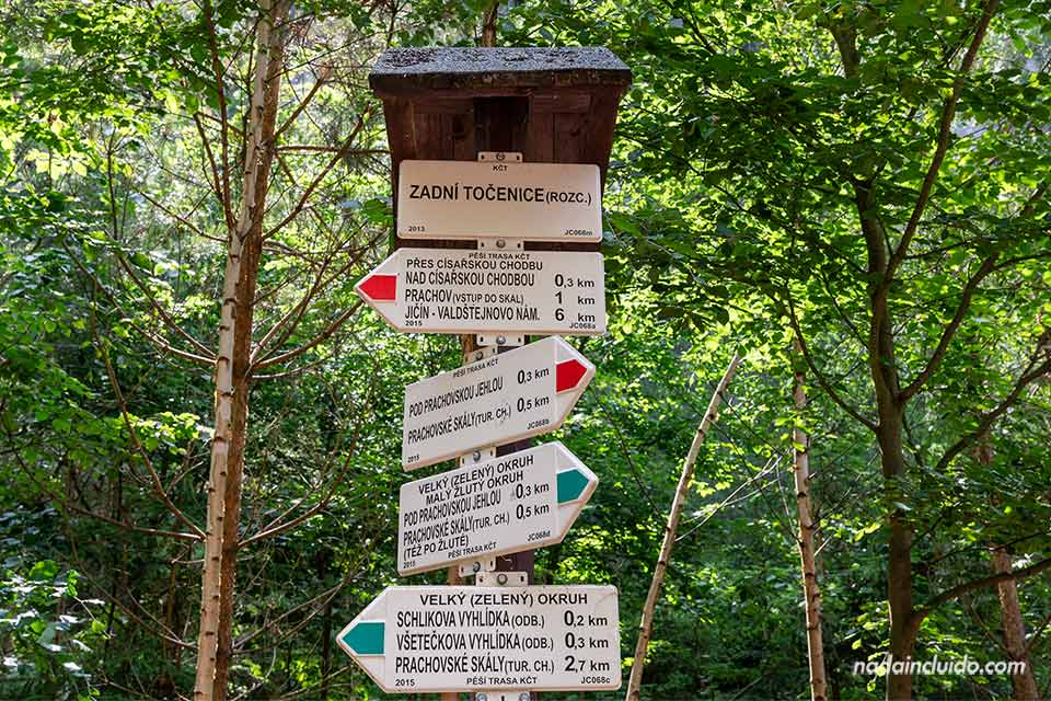 Señalización en el sendero de las rocas de Prachov - Prachovské skály (República Checa)