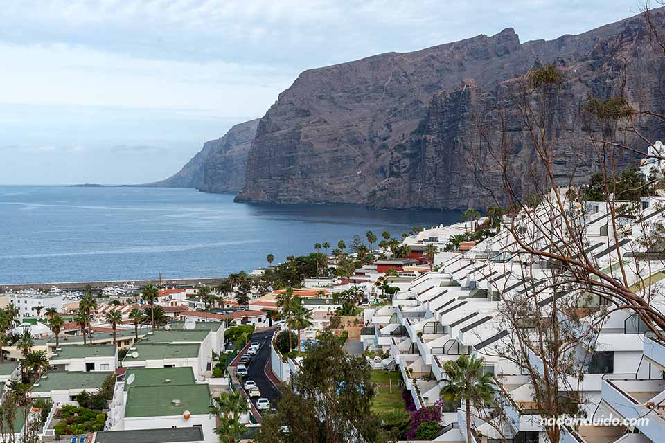 Localidad de Los Gigantes junto al acantilado del mismo nombre (Tenerife)