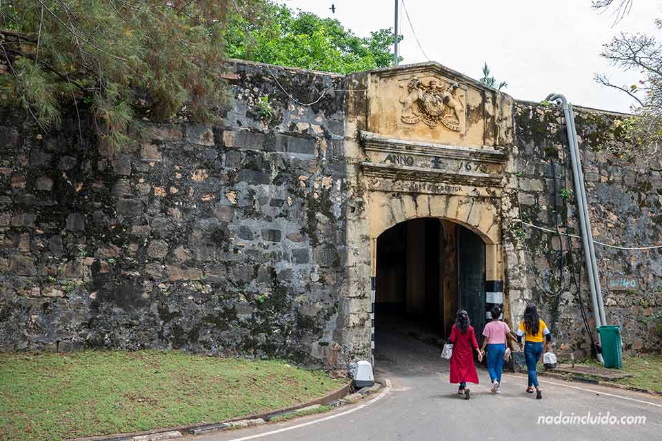 Chicas entrando al fuerte Frederick - Trincomalee (Sri Lanka)