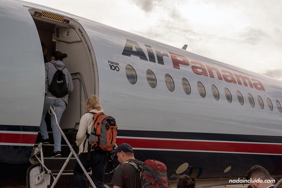Subiendo a un avión de Air Panamá con destino a la capital panameña