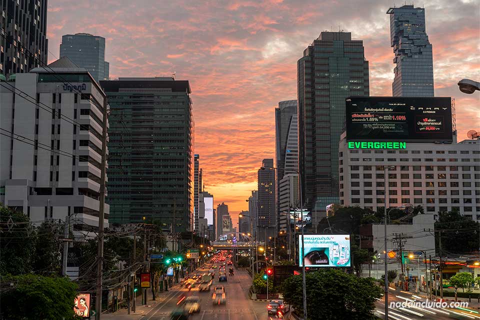 Atardecer sobre la calle Sathon, Bangkok (Tailandia)