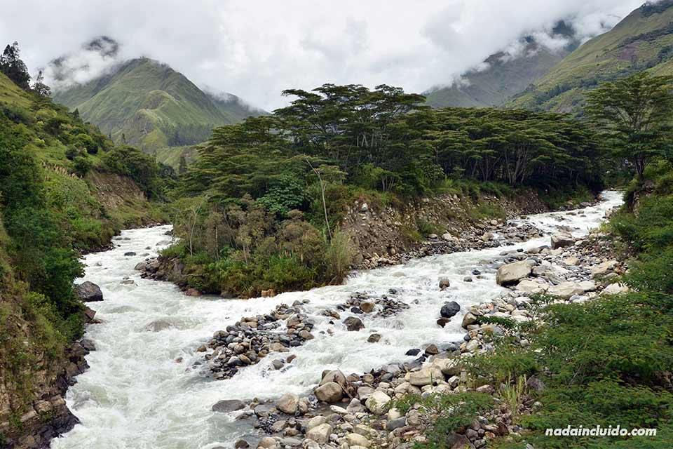 Río caudaloso junto al pueblo de Aguas Calientes (Perú)