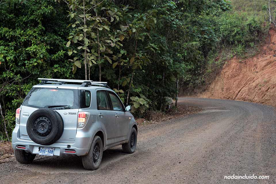 Recorriendo una carretera de montaña con un coche de alquiler en Costa Rica