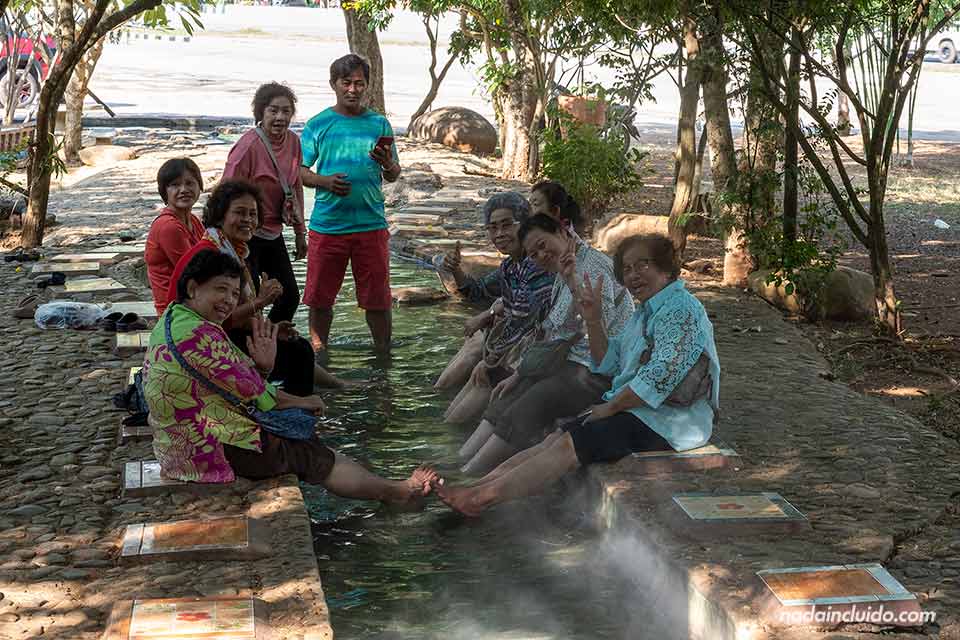 Varios lugareños en Thaweesin Hotsprings, unas fuentes termales de Chiang Rai (Tailandia)