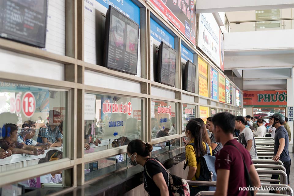 Taquillas de la estación de buses de Hanoi con destino a Ninh Binh - Transporte en Vietnam