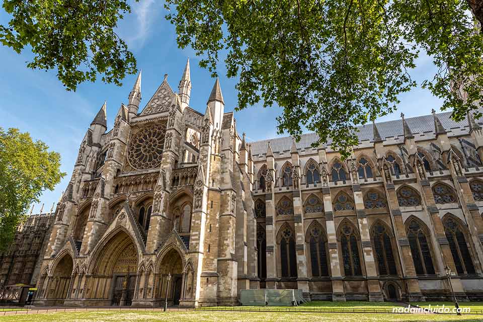 Fachada lateral de la abadía de Westminster en Londres (Inglaterra)