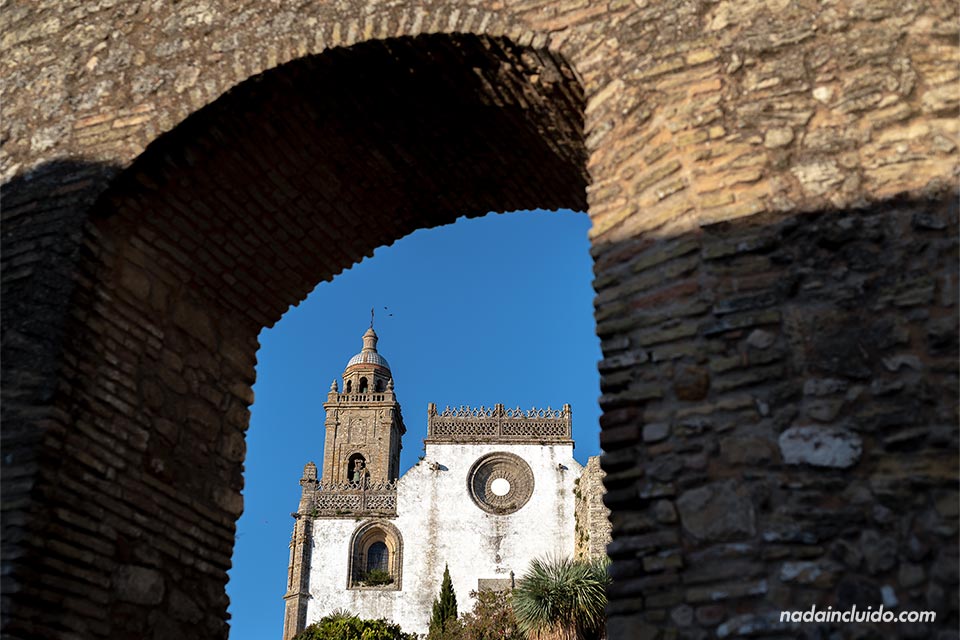 Vista de la iglesia de Santa María desde el arco de Belén de Medina Sidonia (Cádiz)