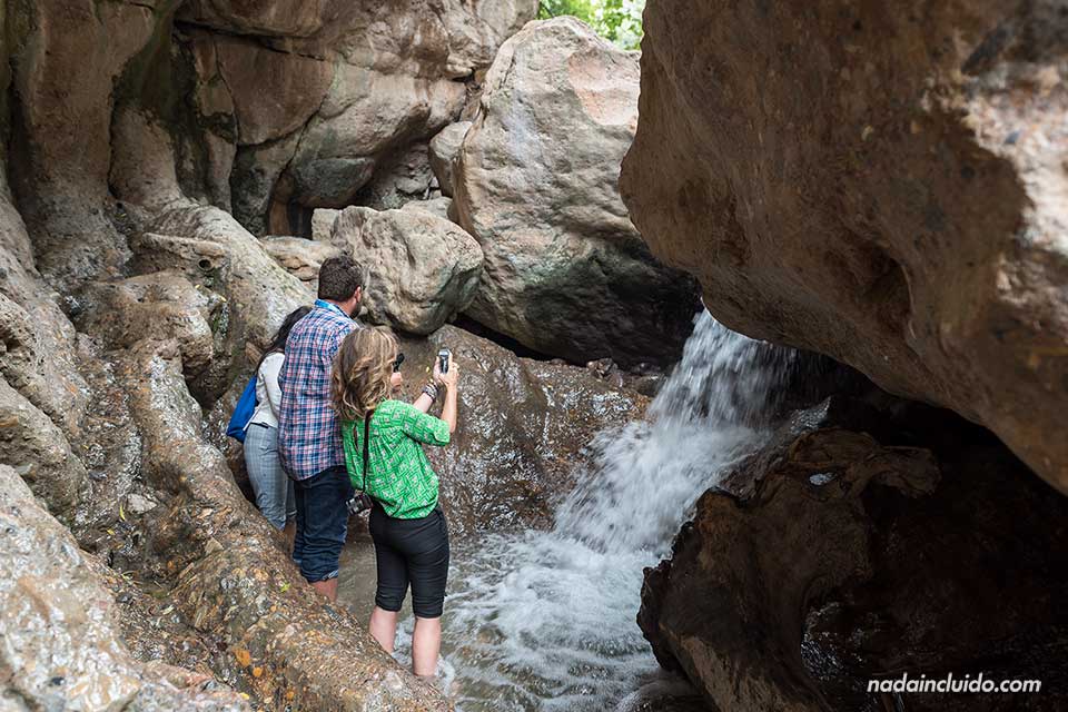 Blogueros fotografían una cascada en "Las Canales" de Padules (Almería)