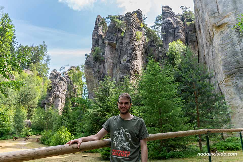 En la explanada junto al Císařská chodba en las rocas de Prachov - Prachovské skály (República Checa)