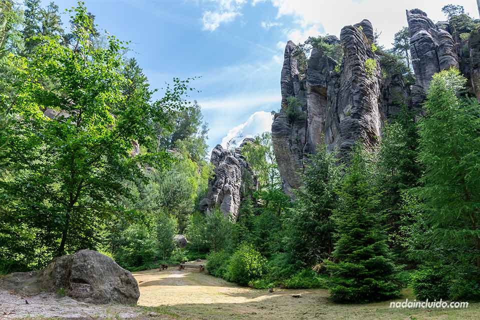 Explanada junto al Císařská chodba en las rocas de Prachov - Prachovské Skály (República Checa)