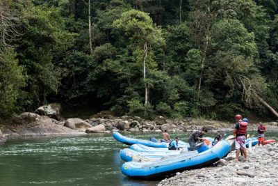 Monitores preparando las balsas para hacer Rafting en el Río Pacuare (Turrialba, Costa Rica)
