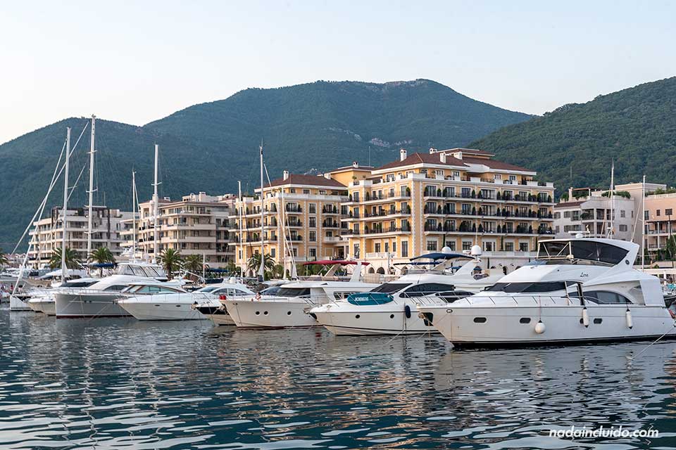 Barcos y apartamentos de lujo en el Porto Montenegro (Tivat)