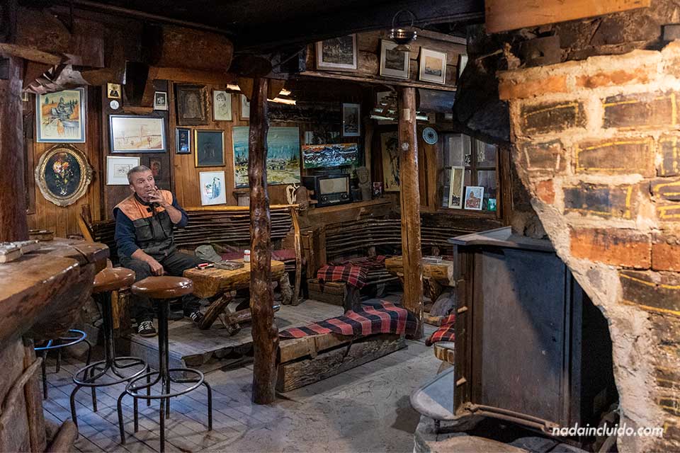 Lugareño en el bar de la Eco Zone Zelenkovac (Bosnia y Herzegovina)