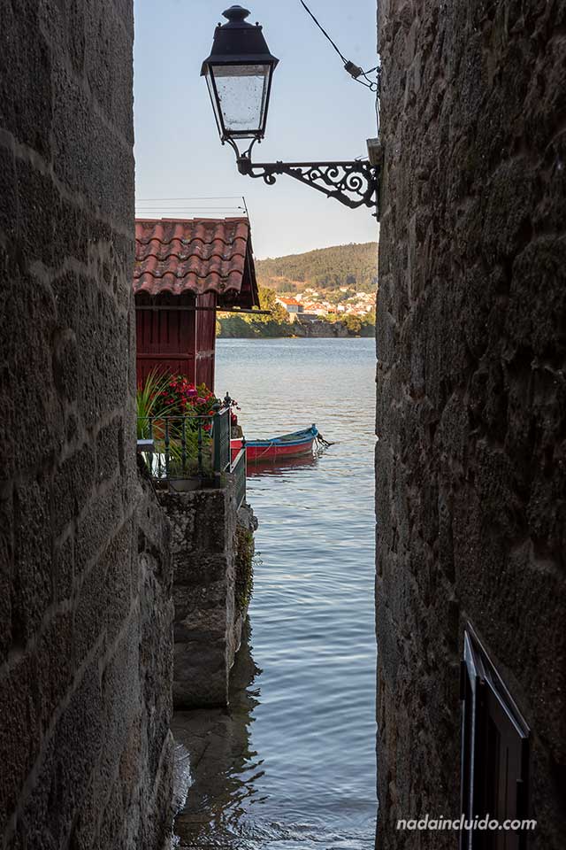 Barca en la ría de Pontevedra, Combarro (Galicia)