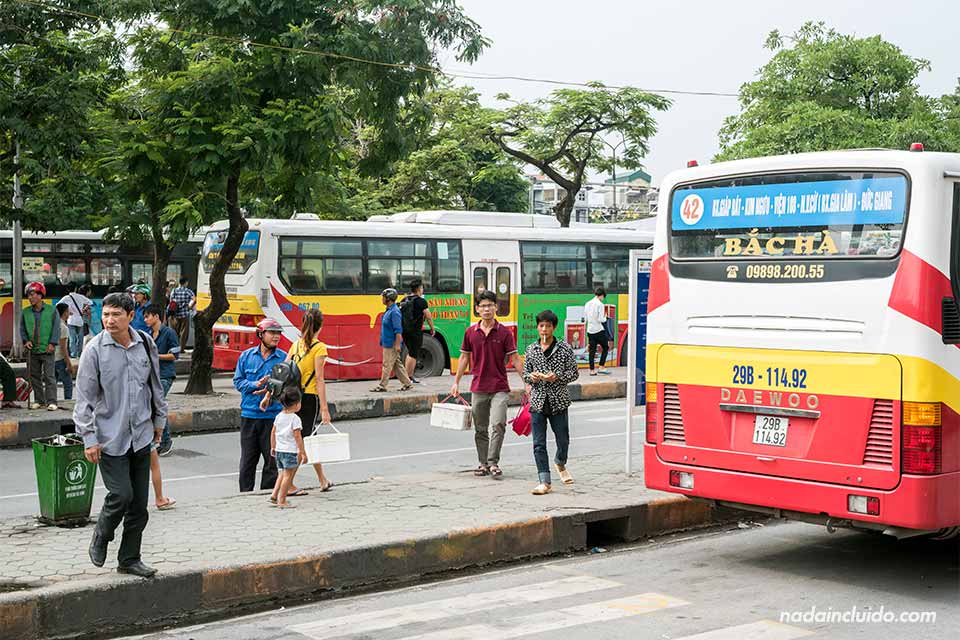 Dársenas de la estación de buses de Hanoi (Vietnam)