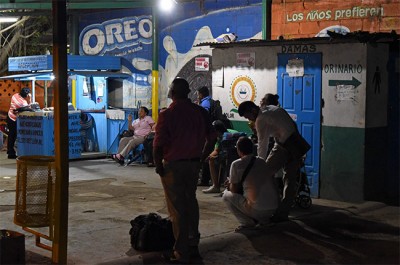 Esperando en la estación de bus que conectan Managua con León (Nicaragua)
