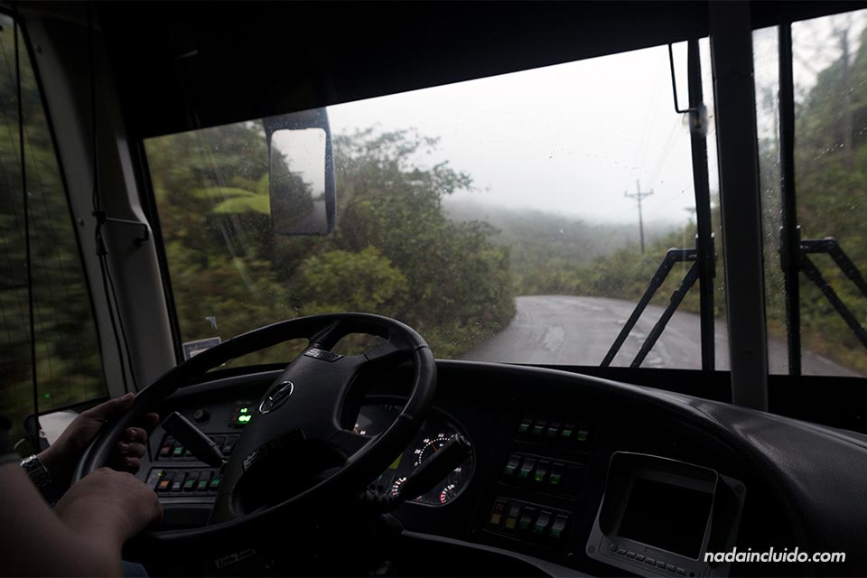En el autobús que va desde David a Almirante, puerto de salida de los botes a Bocas del Toro (Panamá)
