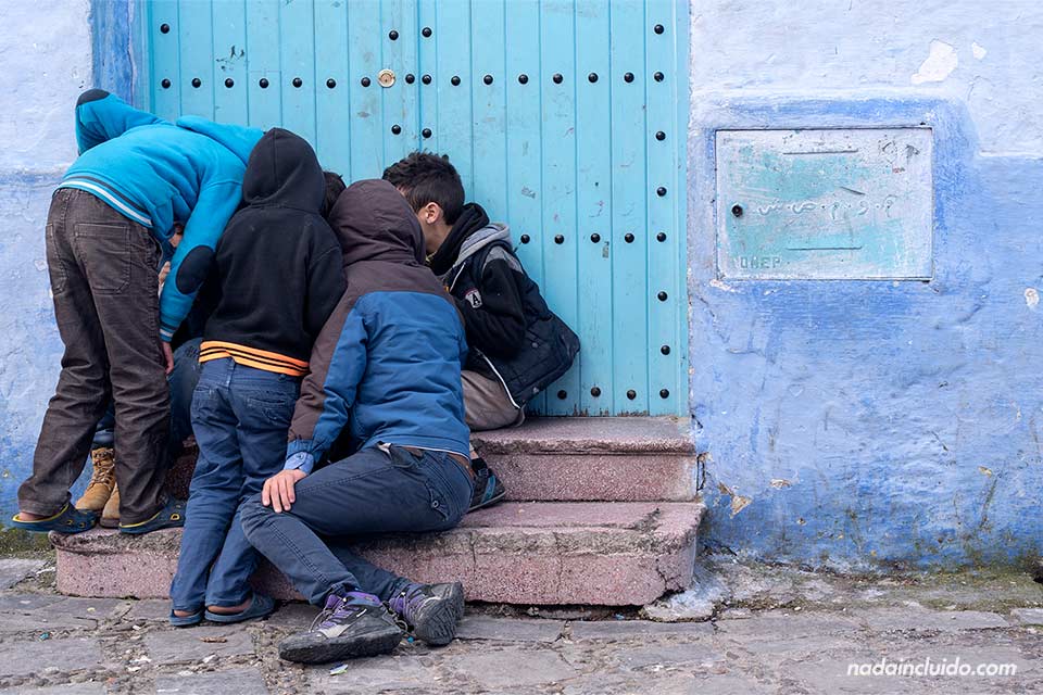 Niños jugando en la medina de Chefchaouen (Marruecos)