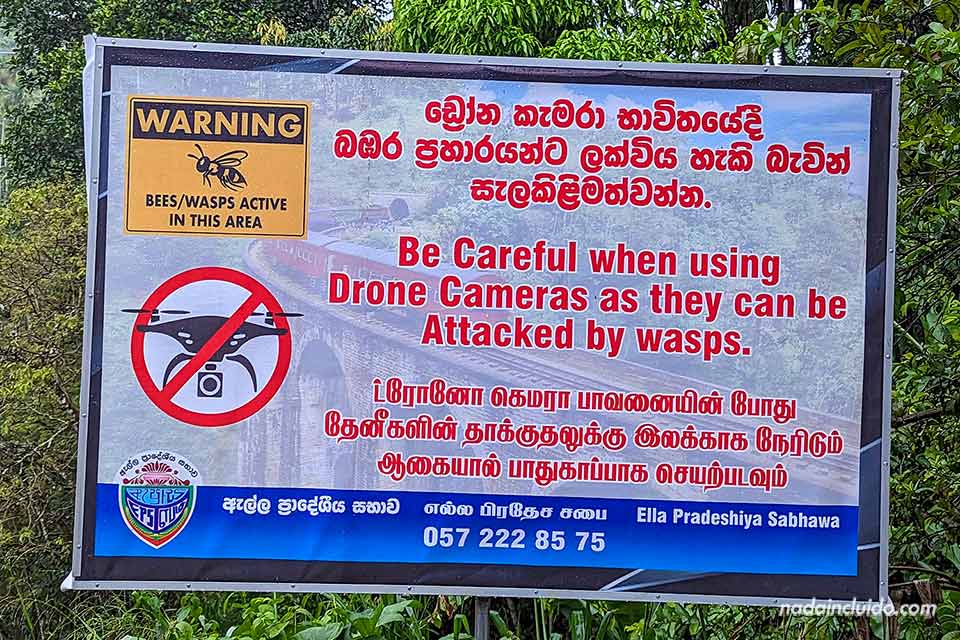 Cartel avisando sobre el peligro de usar drones junto al puente de los Nueve Arcos de Ella porque atraen a las avispas - Viajar a Sri Lanka