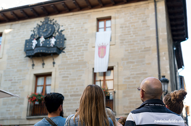 Turistas disfrutan de los Danzarines del reloj de la Plaza Mayor de Laguardia, capital de Rioja Alavesa (País Vasco, España)